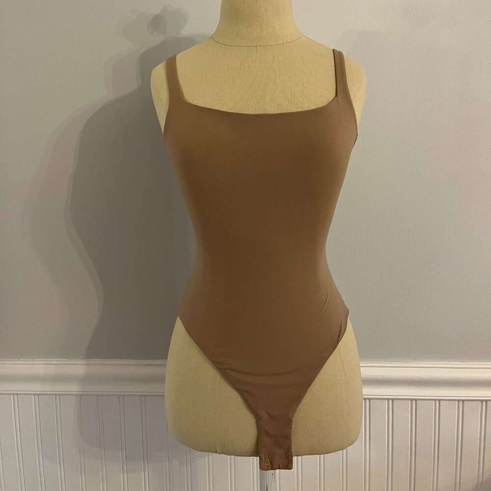 Skims square neck bodysuit in the shade Sienna